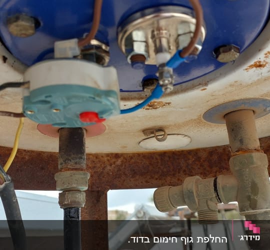 חיבורים וצינורות בתחתית דוד שמש